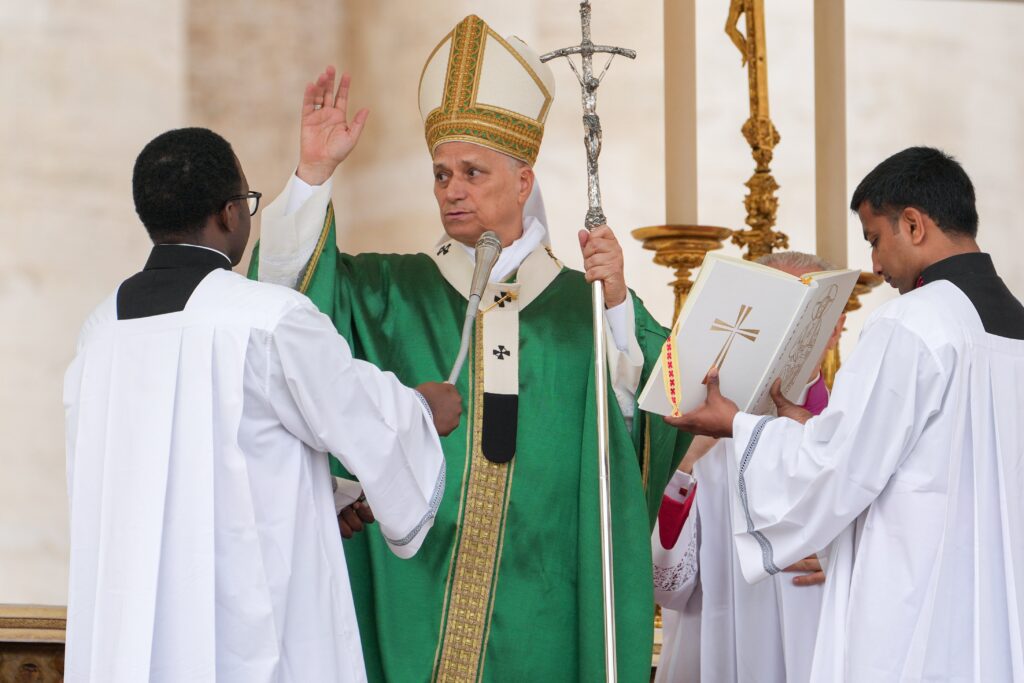 El papa León XIV imparte su bendición al término de la misa por el Jubileo de los Migrantes y el Jubileo de las Misiones en la plaza de San Pedro del Vaticano, el 5 de octubre de 2025. (Foto CNS/Lola Gómez)