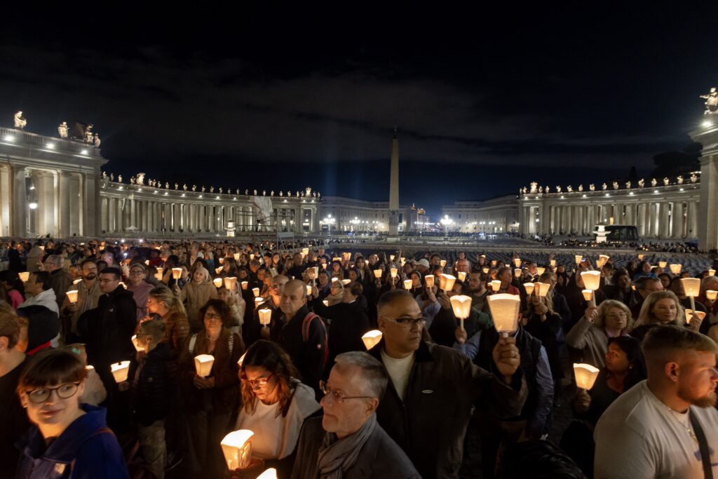 Peregrinos, entre ellos religiosas, sacerdotes y laicos que prestan servicio como misioneros en todo el mundo, rezan el rosario en la Plaza de San Pedro del Vaticano el 4 de octubre de 2025, como parte del Jubileo de las Misiones. (Foto CNS/Pablo Esparza)