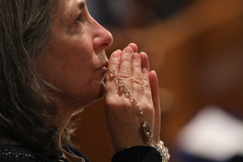 Una mujer se emociona mientras reza con un rosario durante la adoración eucarística tras la misa inaugural de la Vigilia Nacional de Oración por la Vida, celebrada el 19 de enero de 2023 en la Basílica del Santuario Nacional de la Inmaculada Concepción, en Washington. (Foto de OSV News/Bob Roller)