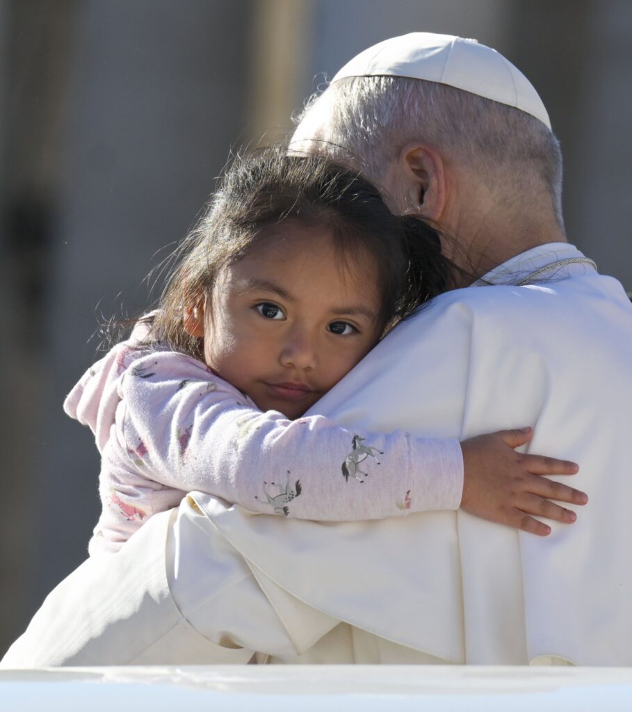 El papa León XIV abraza a un niño en su papamóvil durante su audiencia general semanal en la plaza de San Pedro del Vaticano, el 8 de octubre de 2025. (Foto de OSV News/Simone Risoluti, Vatican Media)