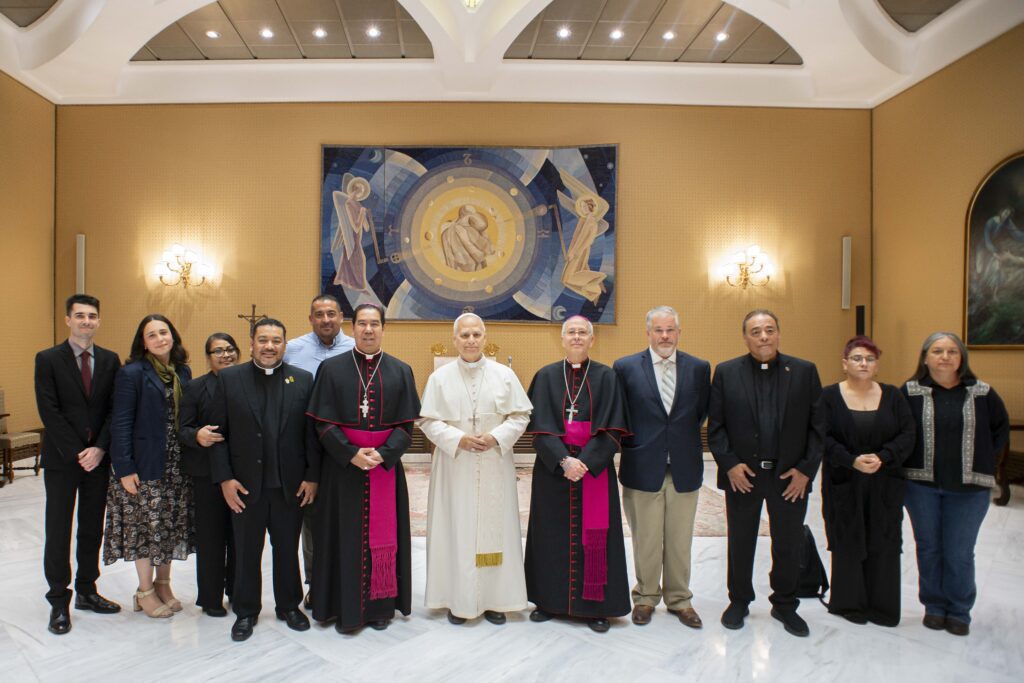 El Papa León XIV posa para una foto con el obispo Mark J. Seitz, a la derecha, y el obispo auxiliar Anthony C. Celino, de El Paso, a la izquierda, junto con representantes del Hope Border Institute y otras personas que ayudan a los inmigrantes en Estados Unidos durante una audiencia privada en el Vaticano el 8 de octubre de 2025. (Foto CNS/Vatican Media)