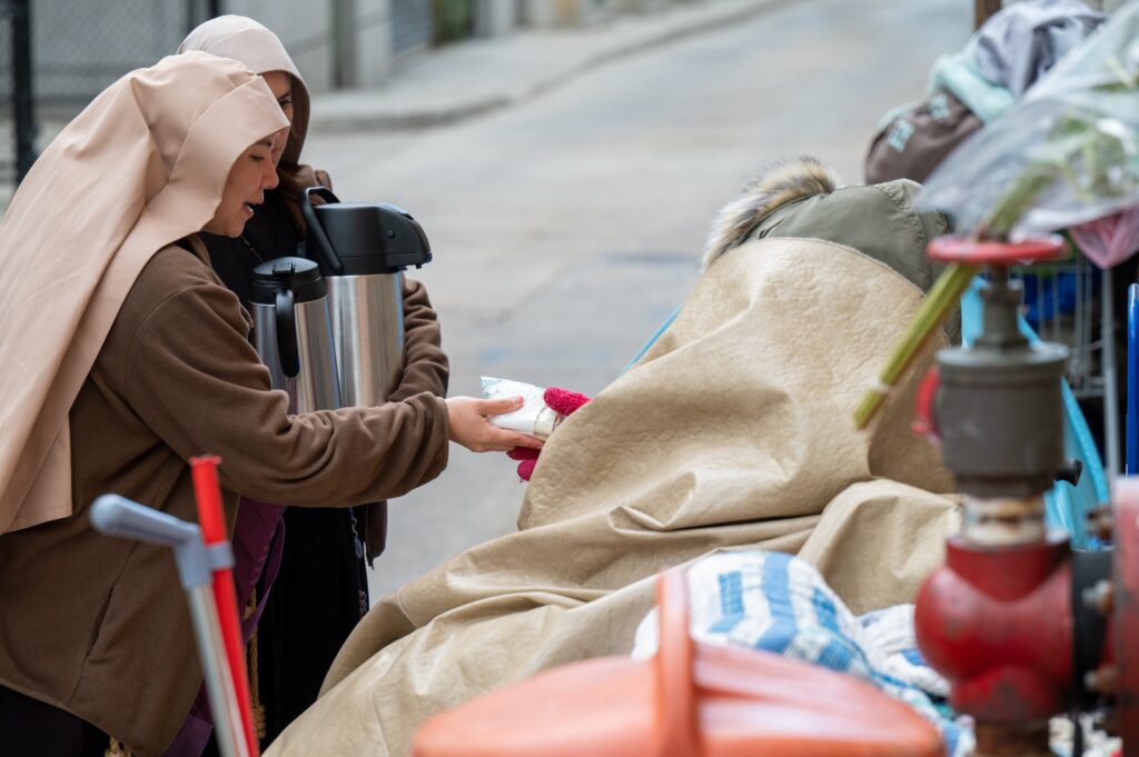 Las Hermanas Pobres de Jesucristo distribuyen comida y hablan con personas sin hogar en las calles del centro de Baltimore el 3 de mayo de 2023. (Foto de OSV News/Kevin J. Parks, Catholic Review)