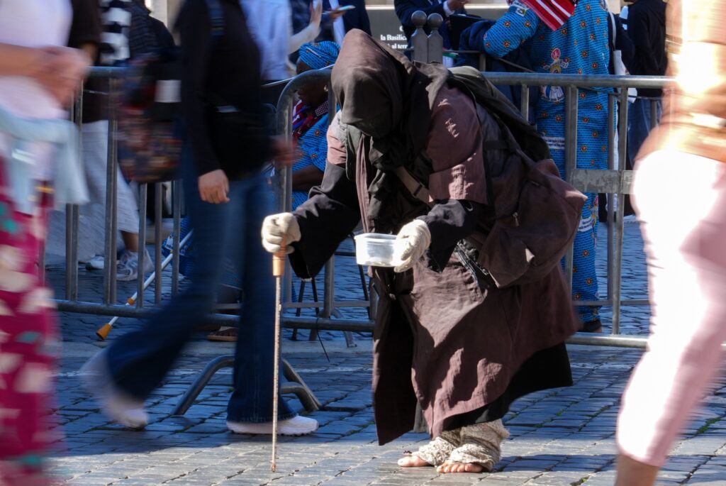 Una persona pide limosna cerca de la plaza de San Pedro, en el Vaticano, el 8 de octubre de 2025. (Foto CNS/Lola Gómez)