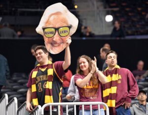 SISTER JEAN DOLORES SCHMIDT | Angelus en Español Aficionados de los Loyola Ramblers sostienen un cartel con la imagen de la hermana Jean Dolores Schmidt, capellana del equipo masculino de baloncesto, en 2018. (OSV News/Dale Zanine-USA TODAY Sports vía Reuters)