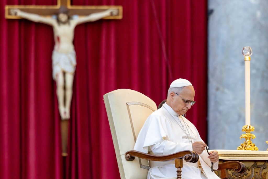 El papa León XIV reza el rosario durante una vigilia de oración por la paz en la plaza de San Pedro del Vaticano, el 11 de octubre de 2025, en presencia de la estatua original de Nuestra Señora de Fátima. (Foto CNS/Pablo Esparza)