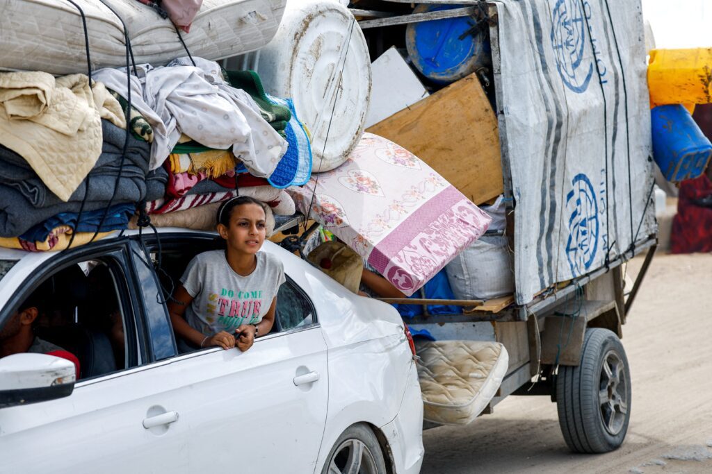 Una niña palestina mira por la ventanilla de un coche en el que transportan sus pertenencias, mientras ella y otros palestinos que fueron desplazados al sur de la Franja de Gaza por orden de Israel durante la guerra se dirigen por una carretera de regreso al norte, en medio del alto el fuego entre Israel y Hamás en la ciudad de Gaza, el 12 de octubre de 2025. (Foto de OSV News/Mahmoud Issa, Reuters)