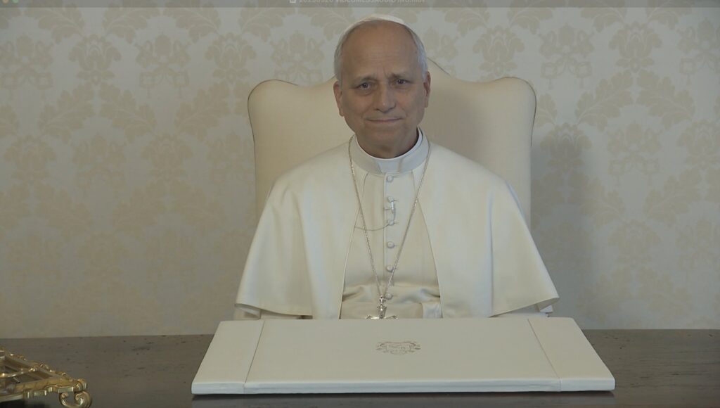 El papa León XIV aparece en una captura de pantalla de su vídeo del 13 de octubre de 2025, en el que pide a las parroquias católicas de todo el mundo que celebren el Domingo Mundial de las Misiones el 19 de octubre y que apoyen las misiones con sus oraciones y contribuciones económicas. (Foto CNS/captura de pantalla, Vatican Media)