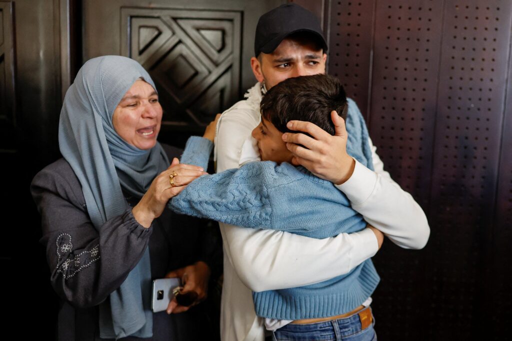 Un preso palestino liberado es recibido por un familiar en Ramala, en la Cisjordania ocupada por Israel, el 13 de octubre de 2025, tras ser liberado de una cárcel israelí como parte de un intercambio de rehenes y presos y un acuerdo de alto el fuego en Gaza entre Hamás e Israel. (Foto de OSV News/Ammar Awad, Reuters)