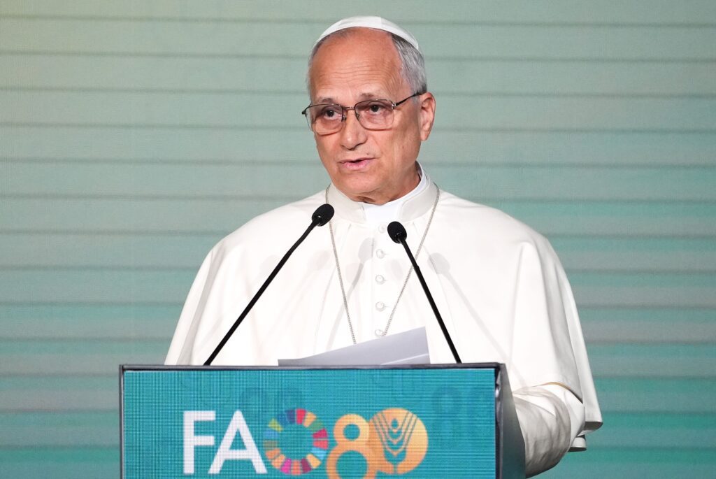 El papa León XIV se dirige a los líderes y representantes gubernamentales durante una ceremonia que conmemora el 80.º aniversario de la Organización de las Naciones Unidas para la Alimentación y la Agricultura, celebrada en Roma el 16 de octubre de 2025. (Foto CNS/Lola Gómez)