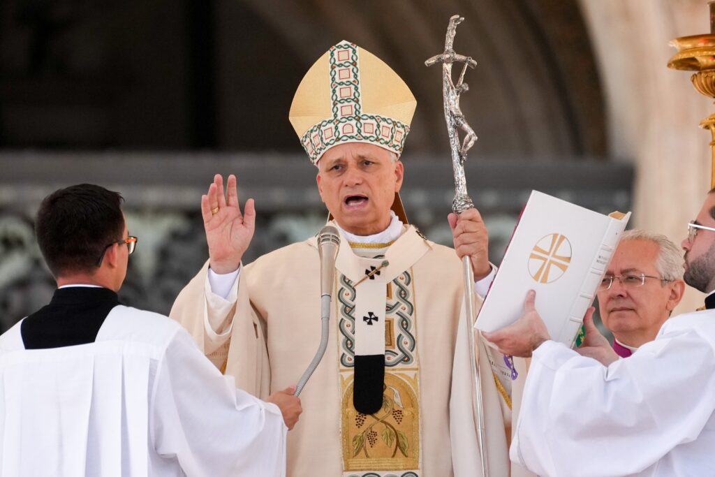 El papa León XIV imparte su bendición al término de la misa de canonización de siete nuevos santos en la plaza de San Pedro del Vaticano, el 19 de octubre de 2025. (Foto CNS/Lola Gómez)