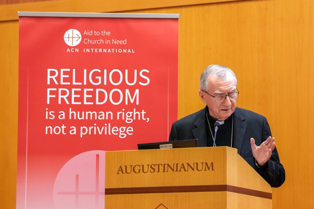 El cardenal Pietro Parolin, secretario de Estado del Vaticano, habla sobre el Informe sobre la libertad religiosa 2025 elaborado por la fundación papal Ayuda a la Iglesia Necesitada y publicado el 21 de octubre de 2025, durante una conferencia en el Instituto Patrístico Augustinianum de Roma. (Foto CNS/Lola Gómez)