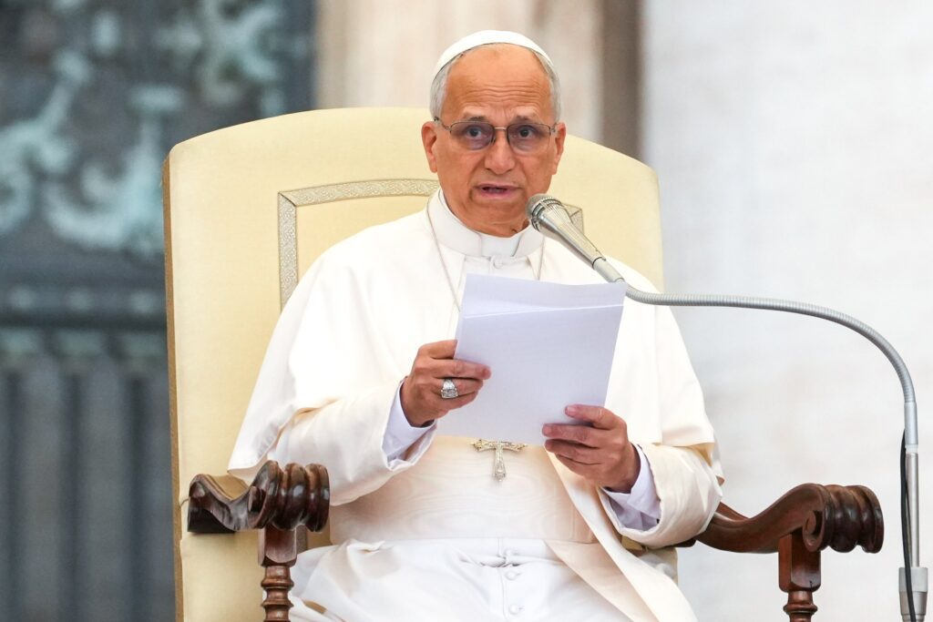 El Papa León XIV se dirige a los peregrinos y visitantes durante su audiencia general en la plaza de San Pedro, en el Vaticano, el 22 de octubre de 2025. (Foto CNS/Lola Gómez)