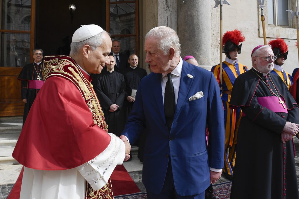 El papa León XIV se despide del rey Carlos III de Gran Bretaña en el patio de San Dámaso del Palacio Apostólico del Vaticano al término de su visita, el 23 de octubre de 2025. (Foto CNS/Vatican Media)