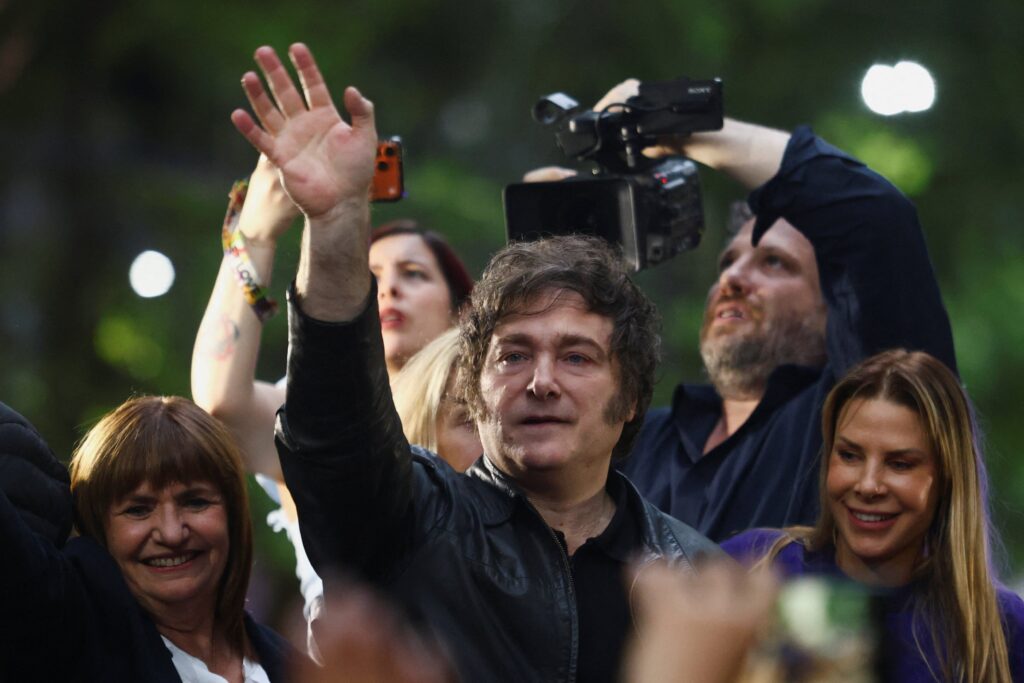 El presidente argentino Javier Milei saluda durante un mitin del partido La Libertad Avanza en las afueras de Buenos Aires el 17 de octubre de 2025, antes de las elecciones de mitad de mandato del 26 de octubre. Las elecciones de mitad de mandato podrían decidir el destino del amplio programa de austeridad de Milei y poner a prueba la paciencia de los votantes, incluidos los católicos. (Foto de OSV News/Matias Baglietto, Reuters)