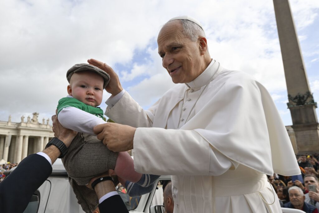 POPE LEO XIV JUBILEE AUDIENCE OCT 25 2025 | Angelus en Español El papa León XIV saluda a un niño desde el papamóvil antes de dirigir una audiencia general jubilar en la plaza de San Pedro del Vaticano el 25 de octubre de 2025. (Foto CNS/Vatican Media)