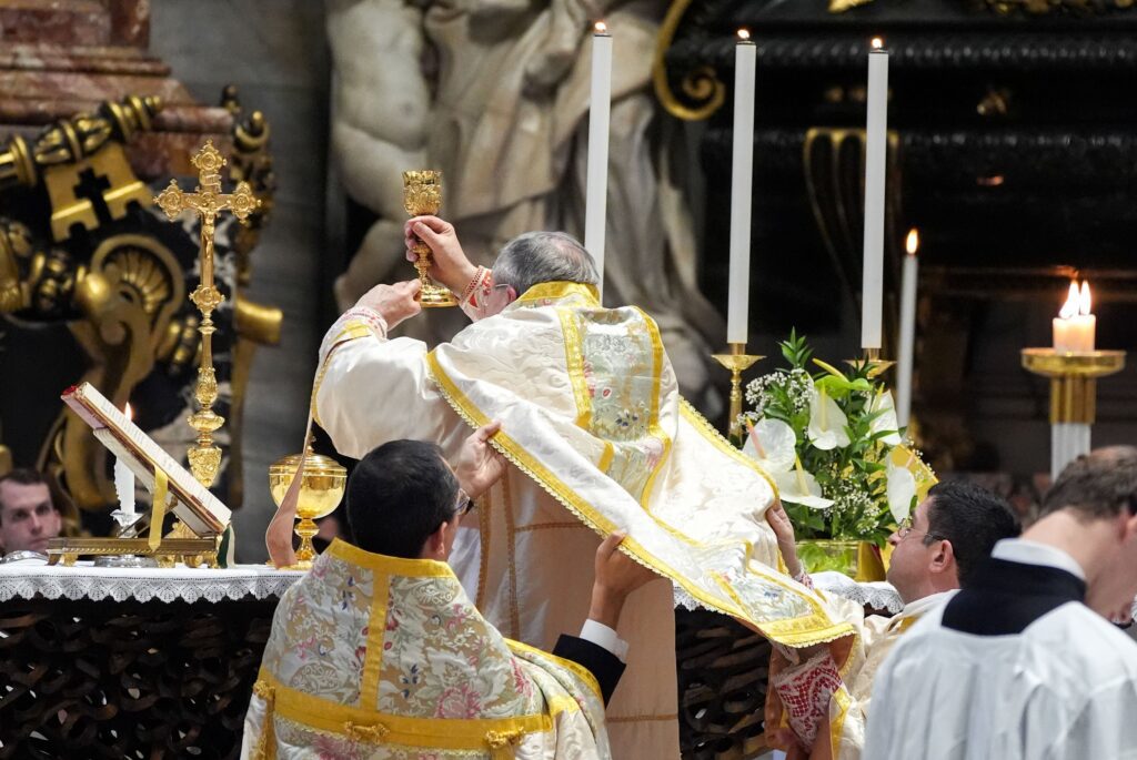 SPANISH CARDINAL RAYMOND BURKE SUMMORUM PONTIFICUM | Angelus en Español El cardenal estadounidense Raymond L. Burke eleva el cáliz durante la consagración mientras celebra una Misa tradicional en latín en el Altar de la Cátedra de la Basílica de San Pedro durante la peregrinación “Summorum Pontificum”, aprobada por el Papa León XIV, el 25 de octubre de 2025. (Foto CNS/Lola Gómez)