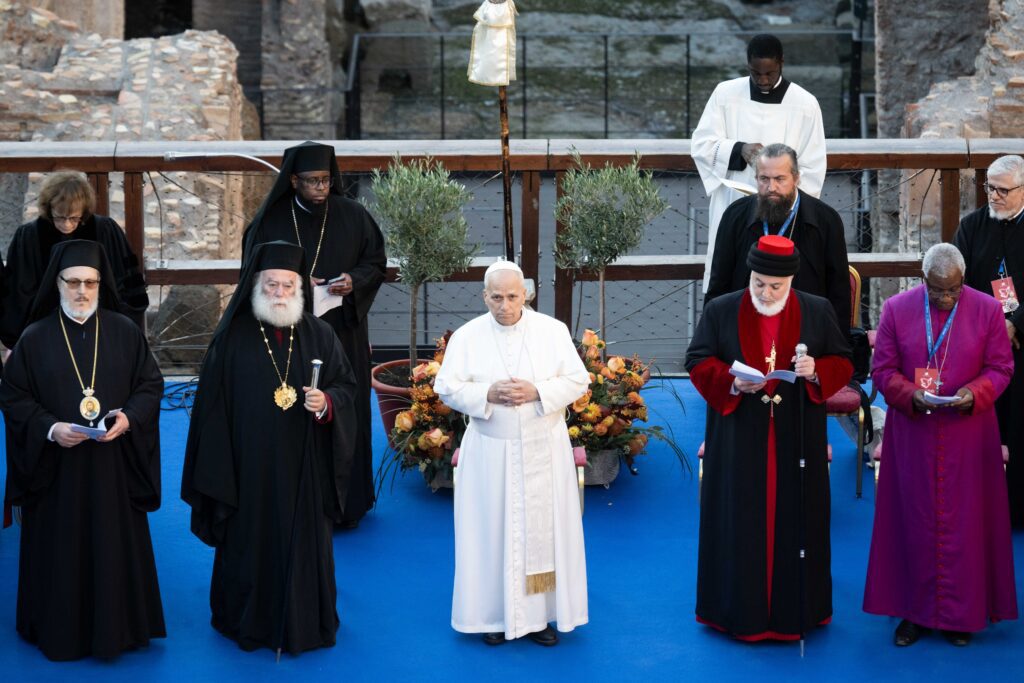 POPE LEO XIV PEACE PRAYER COLOSSEUM | Angelus en Español El papa León XIV asiste a una oración cristiana ecuménica en el Coliseo de Roma el 28 de octubre de 2025, antes de reunirse con representantes de otras religiones en el exterior para hacer un llamamiento a la paz. El papa se encuentra entre el patriarca ortodoxo griego Teodoro II de Alejandría y el catolicós Awa III, patriarca de la Iglesia Asiria del Oriente. El Encuentro Internacional de Diálogo y Oración por la Paz fue organizado por la Comunidad de Sant'Egidio, con sede en Roma. (Foto CNS/Pool, Cristian Gennari)