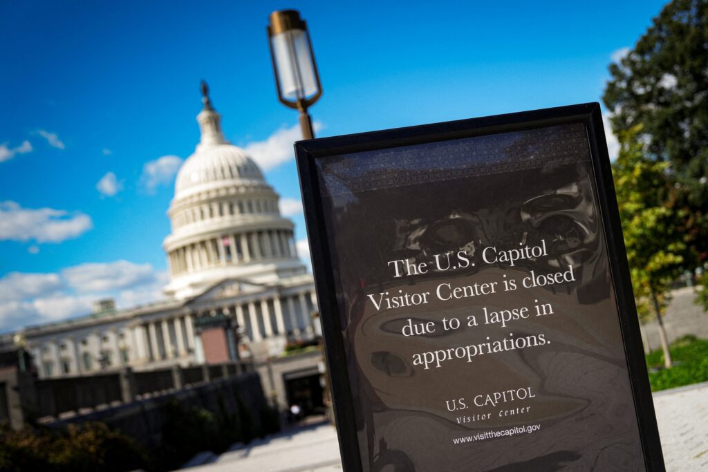 US CAPITOL GOVERNMENT SHUTDOWN | Angelus en Español Un cartel que indica que el Capitolio de los Estados Unidos está cerrado al público se ve el 20 de octubre de 2025, semanas después del inicio del cierre continuo del Gobierno estadounidense en Washington. (Foto de OSV News/Al Drago, Reuters)