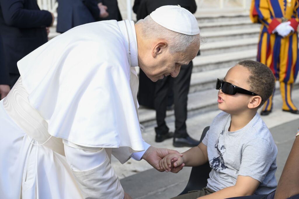POPE LEO XIV GENERAL AUDIENCE OCT 29 2025 | Angelus en Español El papa León XIV saluda a un niño tras su audiencia general semanal en la plaza de San Pedro del Vaticano, el 29 de octubre de 2025. (Foto CNS/Vatican Media)