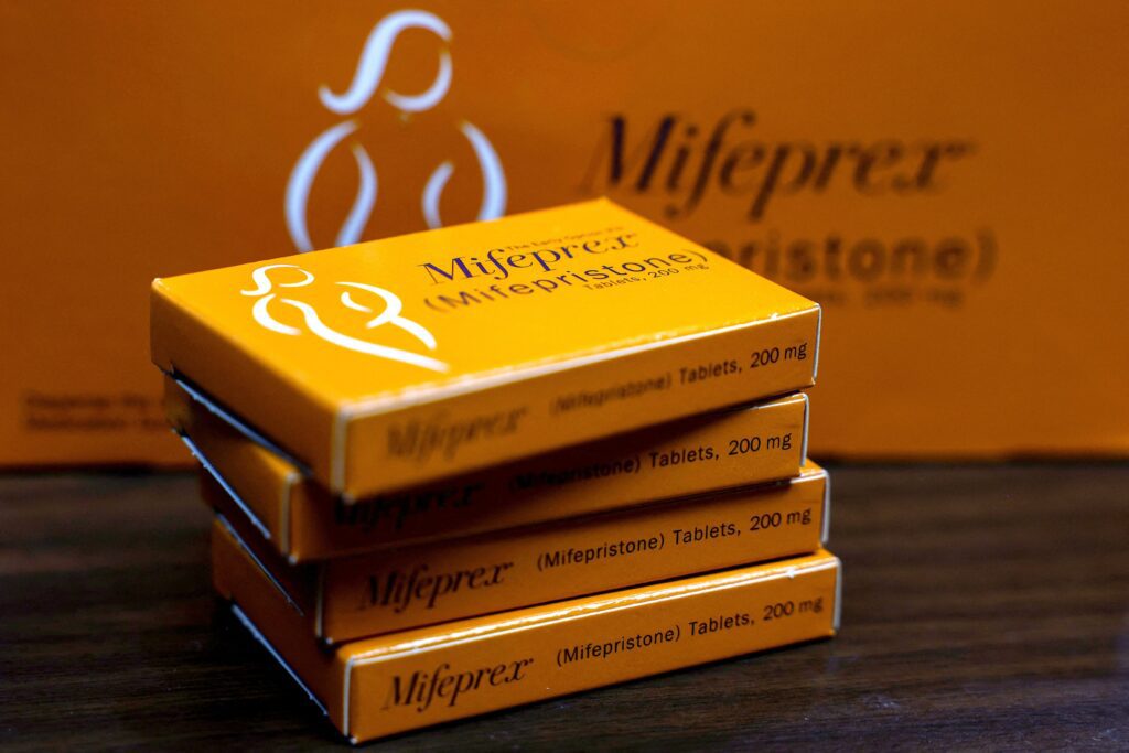 MIFEPRISTONE ABORTION PILL | Angelus en Español Cajas de mifepristona con la etiqueta Mifeprex vistas el 9 de abril de 2024 en la Clínica para Mujeres Alamo en Carbondale, Illinois. Susan B. Anthony Pro-Life America y los senadores Josh Hawley, republicano por Misuri, y Bill Cassidy, republicano por Luisiana, anunciaron el 29 de octubre de 2025 que presionarían a la administración Trump para obtener más información sobre la reciente aprobación por parte de la Administración de Alimentos y Medicamentos (FDA) de una nueva forma genérica de mifepristona, una píldora que se utiliza comúnmente, aunque no de forma exclusiva, para el aborto temprano. (Foto de OSV News/Evelyn Hockstein)