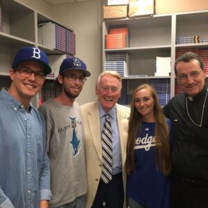 6mnnu30x27_Ad_Rem_AngelusNews___Vin_Scully-768x768 | Angelus en Español Vin Scully con el entonces obispo auxiliar Joseph Brennan y familiares, en una foto sin fecha. (Robert Brennan)