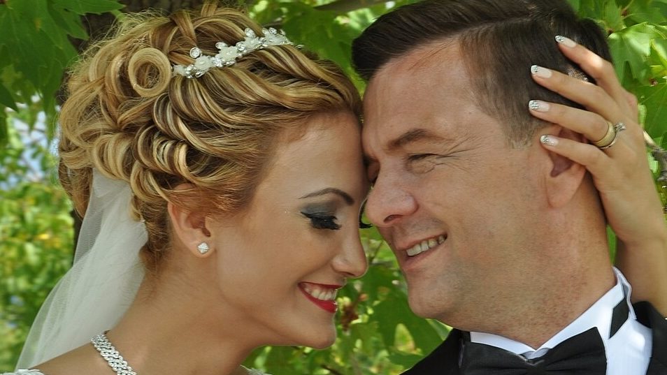 Aysegul_Ferhat_Kurtoglu-1-e1760796725120 | Angelus en Español Una pareja recién casada. (Wikimedia Commons)