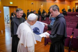 Baseball_Cap__for_Pope_Leo-1536x1018 | Angelus en Español El padre Barnaby Johns, OSA, entrega una gorra y una tarjeta de cumpleaños firmada por estudiantes de la escuela preparatoria Villanova de Ojai al Papa León XIV durante el Capítulo General de los Agustinos en Roma, en septiembre de 2025. (Padre Barnaby Johns, OSA)