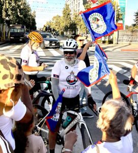 El padre Matt Ruhl sonríe tras recorrer en bicicleta desde Maine hasta Santa Mónica con el objetivo de recaudar 5 millones de dólares para las escuelas católicas de Belice. (Tom Hoffarth)