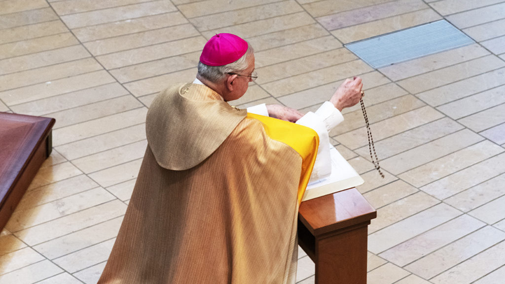 El arzobispo José H. Gómez reza el rosario en la Renovación de la Consagración de los Estados Unidos de América a la Santísima Virgen María, el 1 de mayo de 2020, en la Catedral de Nuestra Señora de los Ángeles. (Víctor Alemán)