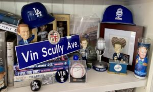 Hoffarth-Vin-paraphernalia-1024x615 | Angelus en Español Parte de la colección de recuerdos del autor relacionados con Vin Scully. (Tom Hoffarth)