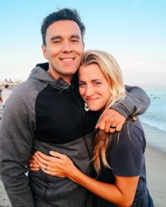 Hussems | Angelus en Español Emily Wilson Hussem con su esposo, Daniël. (Imagen vía Facebook @EmilyWilsonMinistries)