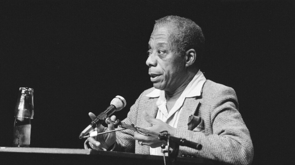 James Baldwin durante una conferencia en Ámsterdam en 1984. (Wikimedia Commons/Sjakkeliem Vollebregt)