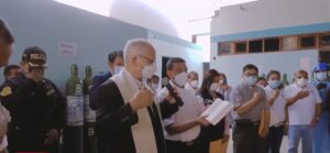 El futuro Papa León XIV, el obispo Robert Prevost, bendice tanques de oxígeno donados durante la pandemia de COVID-19 como parte de la iniciativa “Oxígeno de Esperanza” para ayudar a los pacientes. (Vatican News/Diócesis de Chiclayo)