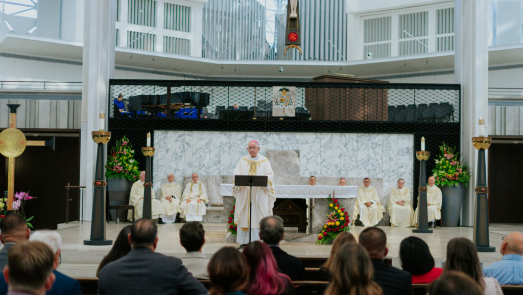 El arzobispo de Los Ángeles, José H. Gomez, preside la Misa durante el segundo día de la conferencia “Peregrinos de la esperanza: al servicio de los vulnerables” en Christ Cathedral, condado de Orange, el 10 de octubre. (Slav Zatoka/Catholic Charities of Orange County)