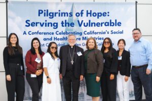 PILGRIMS-OF-HOME-CCC-CCOC-2025-03113-1024x683 | Angelus en Español El obispo de Sacramento, Jaime Soto, posa con asistentes a la conferencia “Peregrinos de la esperanza: al servicio de los vulnerables” en Christ Cathedral, condado de Orange. (Slav Zatoka/Catholic Charities of Orange County)