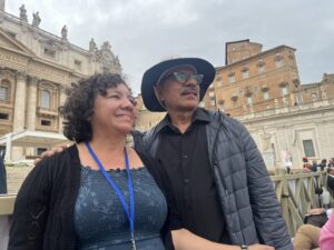 Rosa_and_Carlos_Bonilla_10-5-25-1536x1152 | Angelus en Español Rosa Bonilla, izquierda, y su esposo, Carlos, en la Plaza de San Pedro durante la Misa del Jubileo de los Migrantes presidida por el Papa León XIV en Roma, el 5 de octubre. (Ellie Hidalgo)