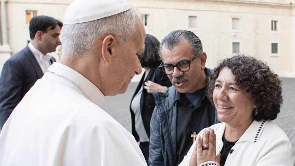 Rosa Bonilla, derecha, y su esposo, Carlos, saludan al Papa León XIV durante una audiencia privada con el Consejo Nacional Católico para el Ministerio Hispano.