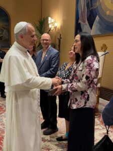 Sister_Rosalia_and_Pope | Angelus en Español La hermana Rosalía Meza saluda al Papa León XIV durante una audiencia privada con el pontífice el 27 de septiembre. (Hermana Rosalía Meza)