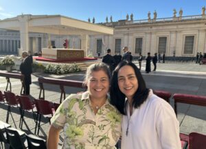Sr_Rosalia_and_Nancy_at_Papal_Mass-1536x1117 | Angelus en Español Nancy Nazarian-Medina, izquierda, y la hermana Rosalía Meza posan en la Misa del Jubileo de los Catequistas en el Vaticano, el 28 de septiembre. (Nancy Nazarian-Medina)