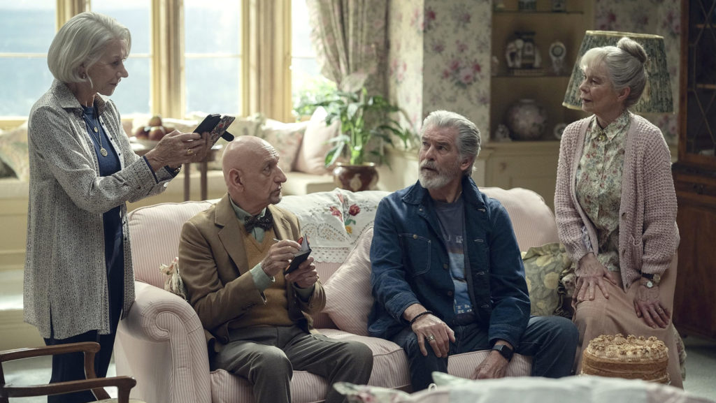 Helen Mirren, Ben Kingsley, Pierce Brosnan y Celia Imrie en El club de los asesinatos del jueves. (Netflix vía IMDB)