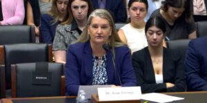 Twenge_house_hearing_3-1024x511 | Angelus en Español La profesora de psicología Jean Twenge, de la Universidad Estatal de San Diego, testifica en el Capitolio durante la audiencia “Screentime in Schools” ante el Comité de Educación y Trabajo de la Cámara de Representantes de EE. UU. Twenge es autora de varios libros sobre diferencias generacionales y uso de la tecnología. (YouTube/House Committee on Education & Workforce)