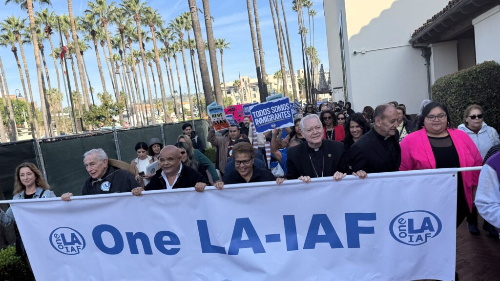 El obispo Matt Elshoff y el padre Arturo Corral (tercero y segundo desde la derecha, respectivamente) marchan junto a la alcaldesa de Los Ángeles Karen Bass por el centro de LA el 24 de noviembre antes de una audiencia del Congreso sobre los efectos de las redadas migratorias de este año. (Angelus News)