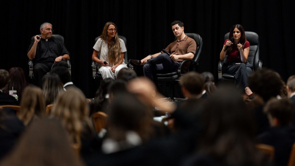 Un panel de oradores respondió preguntas de estudiantes de secundaria durante el evento Christian Service 4LIFE, celebrado el 28 de octubre en el centro de conferencias de la Catedral de Nuestra Señora de los Ángeles. De izquierda a derecha: el padre Ed Benioff, párroco de la iglesia Good Shepherd en Beverly Hills; Amy D’Ambra; David Henrie; y Lila Rose. (Peter Lobato)