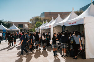 Los estudiantes recorrieron los stands en la Plaza de la Catedral durante el Christian Service 4LIFE. (Peter Lobato)