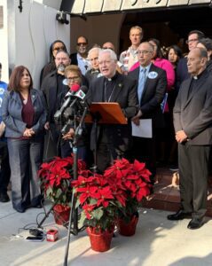 El obispo Matt Elshoff habla frente a la iglesia La Placita en Los Ángeles antes de una procesión hacia el edificio del Distrito Metropolitano de Agua en el centro de LA. (Angelus News)