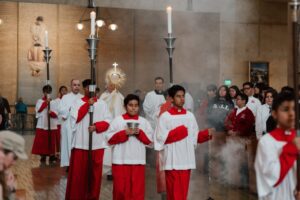 Monaguillos de la escuela St. Andrew en Pasadena asistieron al obispo auxiliar Matt Elshoff durante la adoración eucarística y la bendición en el inicio del Christian Service 4LIFE. (Peter Lobato)
