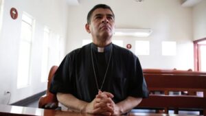 El obispo Rolando Álvarez de Matagalpa, Nicaragua, exiliado por el presidente nicaragüense Daniel Ortega, reza en una iglesia católica de Managua el 20 de mayo de 2022. (OSV News photo/Maynor Valenzuela, Reuters)