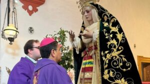 El obispo nicaragüense Rolando Álvarez, exiliado en Roma desde el 14 de enero, celebra el centenario de su diócesis en la provincia de Sevilla, España, donde muchos de sus sacerdotes y seminaristas han encontrado un nuevo hogar. Aquí se le ve ofreciendo su cruz pectoral a Nuestra Señora de los Dolores en la parroquia Nuestra Señora de los Huertos, en Puebla de los Infantes, el 19 de diciembre de 2024, en gratitud “por estos 100 años de fundación canónica de mi bendita y amada diócesis de Matagalpa. (OSV News/courtesy Eric Diaz, Alfa y Omega)