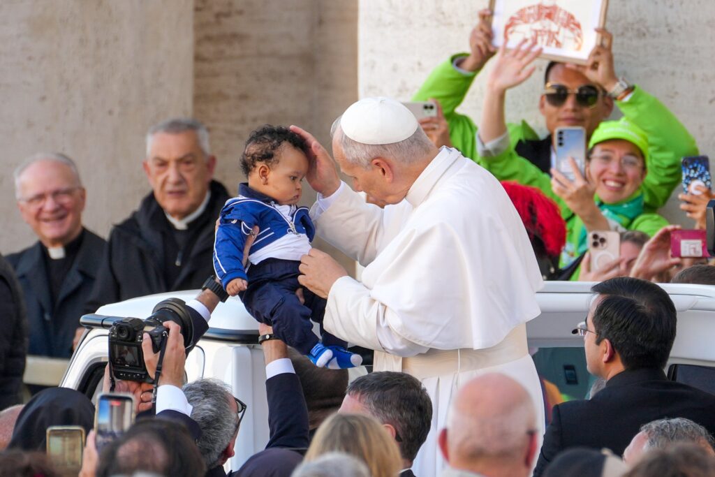 El papa León XIV saluda a un niño desde el papamóvil mientras recorre la plaza de San Pedro tras celebrar la misa en el Vaticano el 1 de noviembre de 2025. La liturgia puso fin al Jubileo del Mundo de la Educación e incluyó la declaración formal de San John Henry Newman como doctor de la Iglesia. (Foto CNS/Lola Gómez)