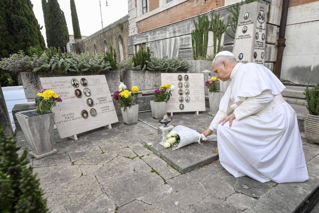 El Papa León XIV deposita un ramo de rosas blancas en una tumba familiar en el Cementerio Verano de Roma el 2 de noviembre de 2025, conmemoración de los Fieles Difuntos, antes de celebrar allí la Misa. (Foto CNS/Vatican Media)